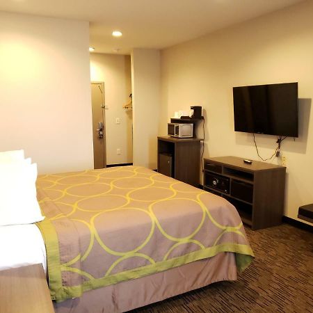 Super 8 By Wyndham St. Louis North Hotel Exterior photo